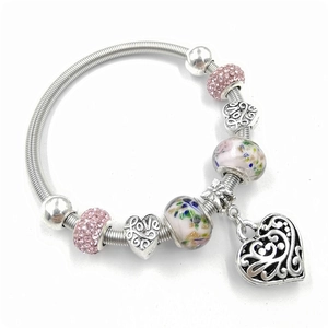 Bracelet à perles argenté avec charmes pailletés roses et pendentif cœur évidé sur chaîne