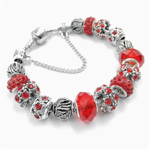Bracelet à perles de cristal rouge avec chaîne en métal argenté et fermoir de sécurité style