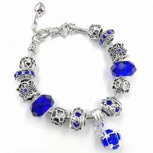 Dettaglio di un bracciale fai-da-te argento con perle di cristallo blu e ciondoli a cuore