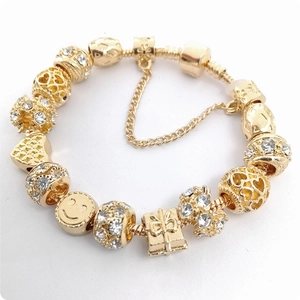 Pulsera de cadena de serpiente dorada con dijes de corazón, smiley y cuentas de cristal