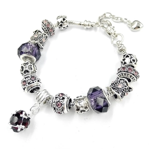 Bracciale a catena serpente d'argento con perline di cristallo viola e ciondoli