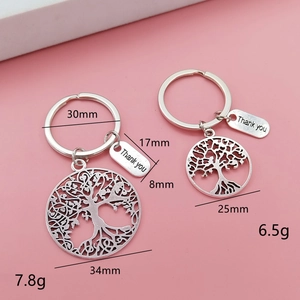Porte-clés Arbre de Vie argentés avec breloque Thank You et dimensions sur fond rose