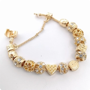 Pulsera de cadena de serpiente dorada con cuentas de corazón y cara sonriente