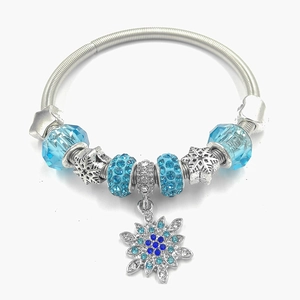 Bracciale fai-da-te con ciondolo a fiocco di neve, perle blu e fascia in acciaio inox