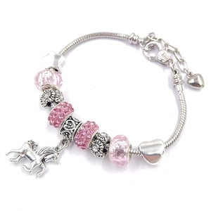 Détail du pendentif licorne et perles roses sur bracelet chaîne serpent ajustable