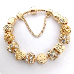 Pulsera de cadena de serpiente dorada con dijes de corazón de cristal y cara feliz