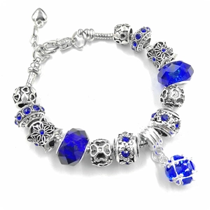 Bracciale con ciondoli fai-da-te con perline di cristallo blu e catena a serpente