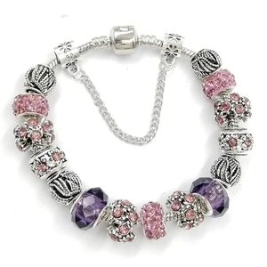 Bracelet DIY en perles de cristal roses et mauves sur une chaîne serpent argentée