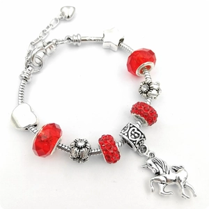 Bracelet à breloques DIY avec perles en cristal rouge, pendentif licorne et motifs cœur