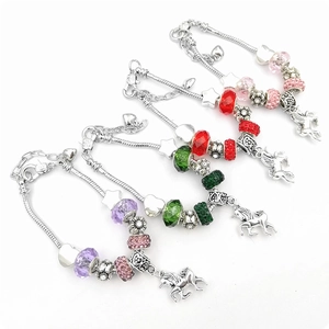 Détail de bracelets licorne colorés avec perles en cristal et chaînes serpent argentées