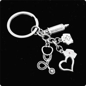 Porte-clés médical argenté avec seringue et stéthoscope sur un fond noir élégant