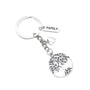 Porte-clés Arbre de Vie en argent avec cœur et étiquette gravée Family sur fond blanc