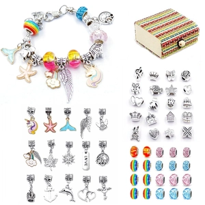 DIY-armbandset met kleurrijke regenboogkralen, eenhoornhangers en een geschenkdoos