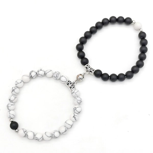Set braccialetti magnetici per coppia con perle nere opache e pietre turchesi bianche