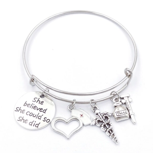 Verpleegster armband met medische symbolen en motiverende hangers in zilveren kleur