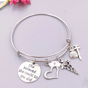 Inspirerende verpleegster armband met motiverende gravure en zilveren medische bedels