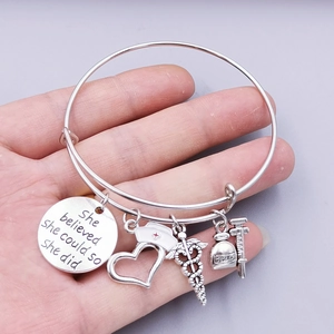 Zilveren verpleegster armband met spuit en hart hangers voor medisch personeel