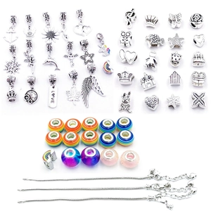 Detailweergave van DIY-sieradenset met zilveren hangers en regenboogkralen voor armbanden