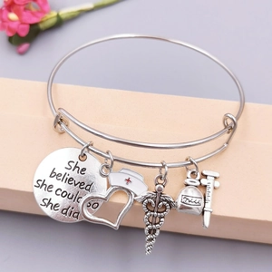 Detailoverzicht van medische bedeltjes met verpleegstersmuts en spuit op de armband