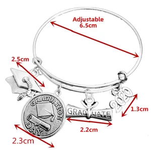 Detailweergave van de verstelbare afstudeerarmband met 2020-bedel en diploma-hanger