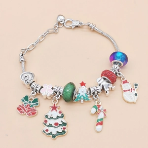 Kerst DIY bedelarmband met zilveren slangenketting en kleurrijke feestelijke hangers
