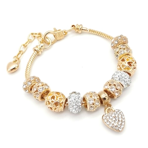 Goldenes Schlangenarmband mit hohlen Herzen und funkelnden Kristallanhängern