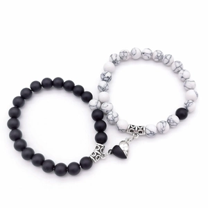 Magnetische Herz-Armbänder für Paare mit matten schwarzen Perlen und weißen Marmorsteinen