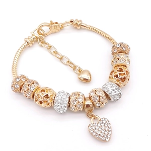 Goldenes Schlangenarmband mit hohlen Herzperlen und funkelnden Kristallsteinen