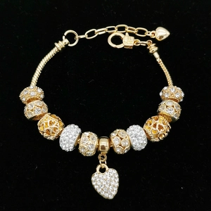 Goldenes Schlangenarmband mit hohlen Herz-Charms und funkelndem Pavé-Kristallanhänger