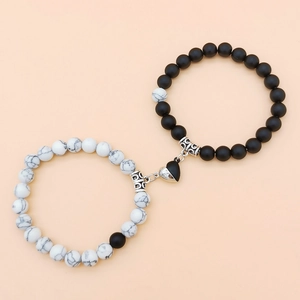 Detail des Magnet-Herzverschlusses für Armbänder aus schwarzen und weißen Marmorperlen