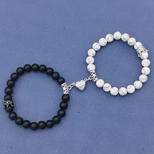 Magnet-Pärchen-Armbänder-Set mit Herz, schwarzen matten Perlen und weißem Türkis