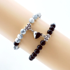 Magnetische Herz-Armbänder für Paare mit mattschwarzen und weißen Türkisperlen