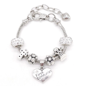 Detailsicht des Silber-Charm-Armbands mit Kommunion-Herzanhänger und Kreuzanhängern