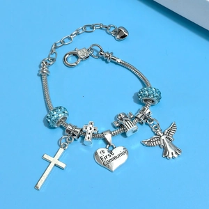 Detailsicht des silbernen Schlangenarmbands mit blauen Steinen und Kreuzanhängern