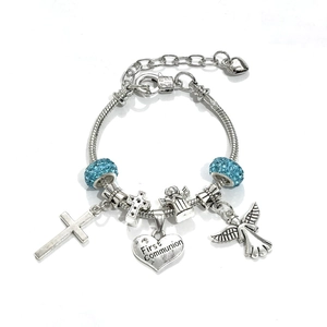 Silbernes Perlenarmband mit Kreuz- und Engelanhängern und Erstkommunion-Herzanhänger