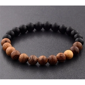 Nahaufnahme der 16mm Holzperlen mit Kürbis- und Spinnendruck auf schwarzem Perlenarmband