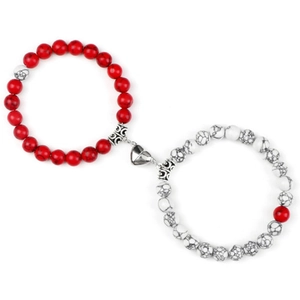 Detail von rot-weißen Lavastein-Magnetarmbändern für Paare mit silbernem Herzverschluss