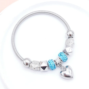 Bracelet à breloques argenté avec strass bleus, pendentif coeur et perles de couronne