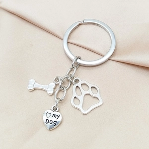 Porte-clés patte de chien argenté avec pendentif cœur my dog et os sur tissu élégant