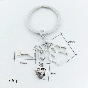 Porte-clés en métal argenté avec pendentifs os, patte de chien et cœur 'my Dog'