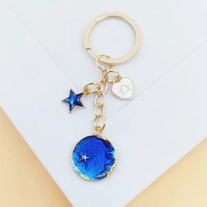 Détail du porte-clés zodiaque Balance avec breloques célestes étoile et lune bleues