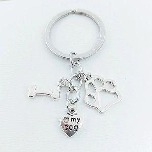 Vue macro d'un porte-clés en alliage avec cœur gravé my DOG et pendentifs de pattes