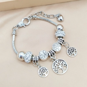 Dettaglio del punzone S925 su bracciale a catena snake con ciondoli albero della vita