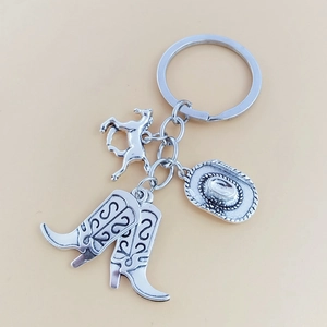 Porte-clés style cow-boy avec breloques cheval, bottes et chapeau en argent antique