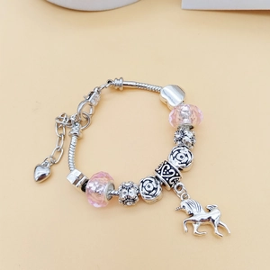 Pandora-Stil Schlangenarmband mit rosa Glasperlen und silbernem Einhorn-Anhänger