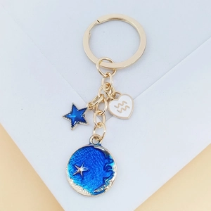 Porte-clés signe Verseau avec ciel étoilé bleu, pendentifs lune et étoiles dorés