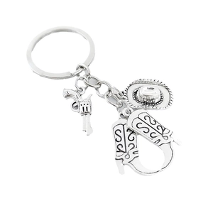 Porte-clés de style western avec chapeau de cow-boy, botte et pendentif de revolver