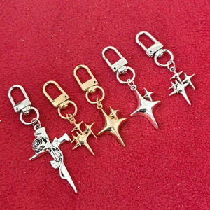 Porte-clés créatifs en forme d'étoile et croix de rose dorés et argentés sur velours rouge