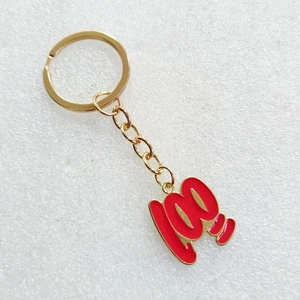 Porte-clés émoticône 100 points doré avec émail rouge pour cadeaux de remise de diplôme