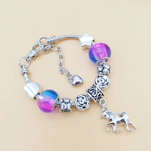 Einhorn-Charm-Armband mit violetten Glasperlen, silbernen Sternen und Herz-Sicherheitskette